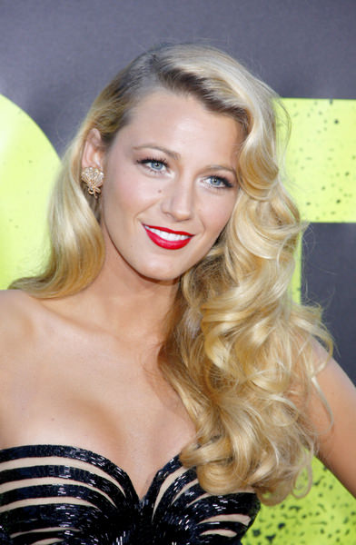 Blake Lively Blonde Wavy Long Hairstyle - "Savages" Los Angeles Premiere - Arrivals