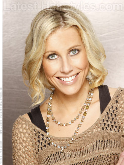 Soft Short and Wavy Blonde Style - Casual Waves Soft Short and Wavy Blonde Style - Casual Waves