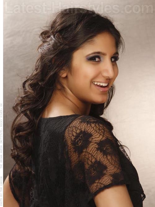 Swirling Success Long Wavy Brunette Style Swirling Success Long Wavy Brunette Style
