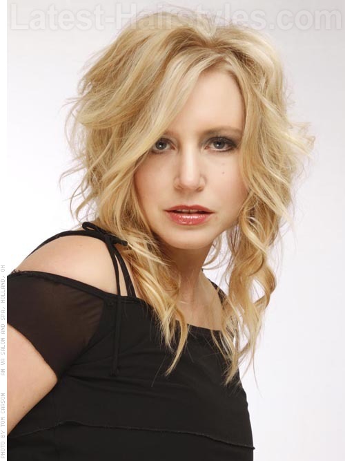Medium wavy hairstyles are the perfect agency to perk upward your hold back 38 Effortlessly Chic Medium Wavy Hairstyles