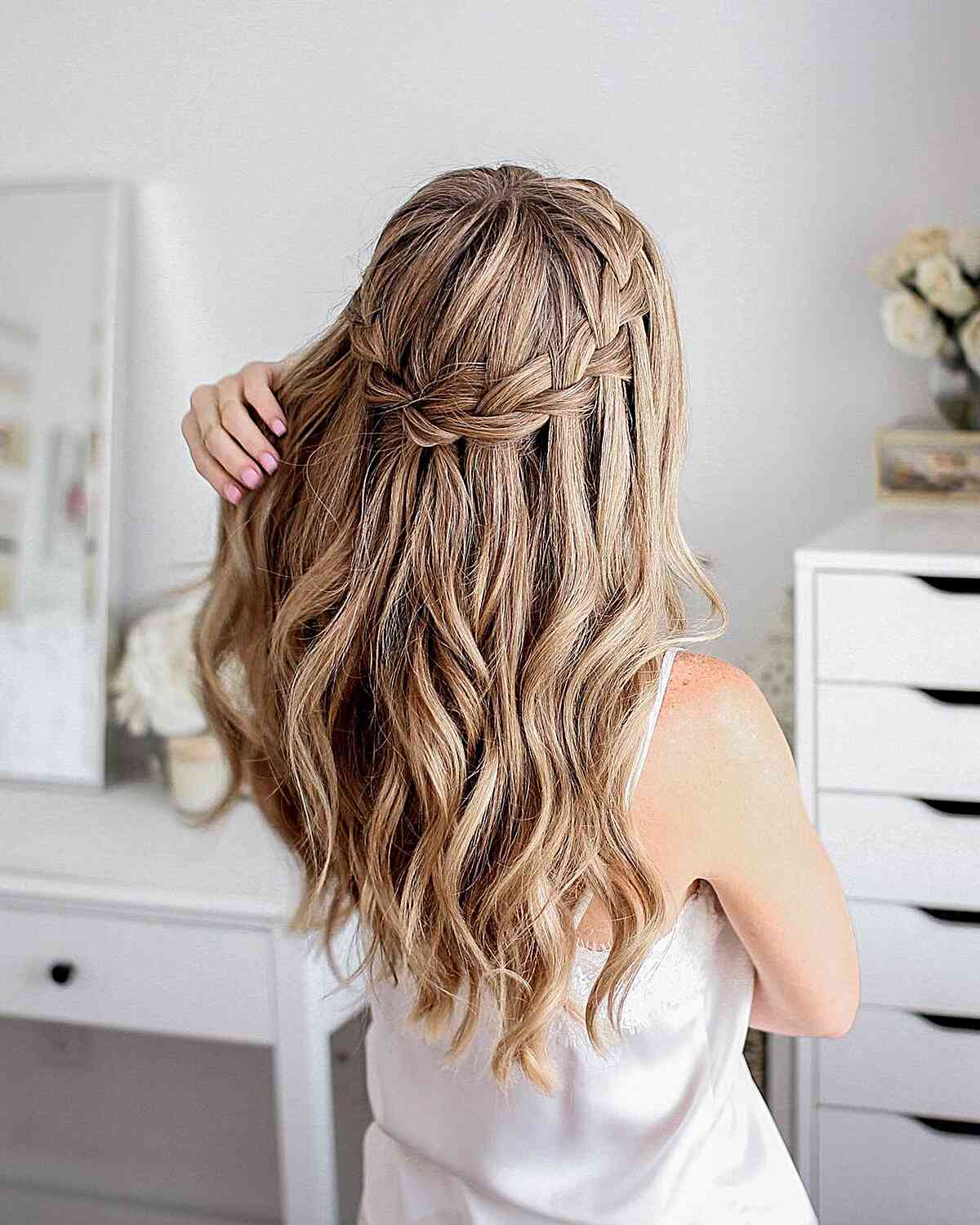 Pinning some pilus upwards allows y'all to maintain some length around your human face upwards 23 Gorgeous Formal Half Updos You’ll Fall In Love With