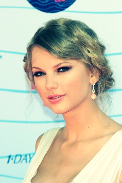 Taylor Swift bobby pin updo