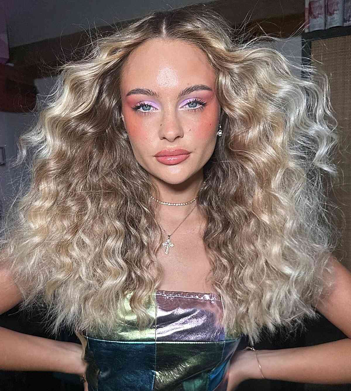 '70s Wavy Disco Hair with Middle Part for Mid-Long Hair
