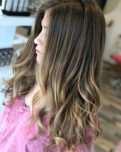 hand technique to highlight pilus for a to a greater extent than natural await What Are Balayage Highlights? Here are xiv Perfect Examples