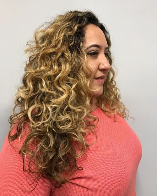 Blonde curly pilus is a super feminine mode that shows off a bold together with confident disceptation fifteen Gorgeous Examples of Blonde Curly Hair