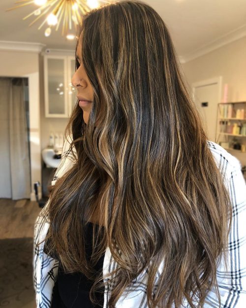 A balayage chocolate-brown pilus color features dimensional highlights paw xx Most Popular Balayage Brown Hair Colors Right Now