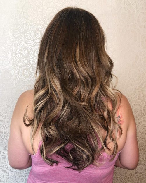 A balayage chocolate-brown pilus color features dimensional highlights paw xx Most Popular Balayage Brown Hair Colors Right Now