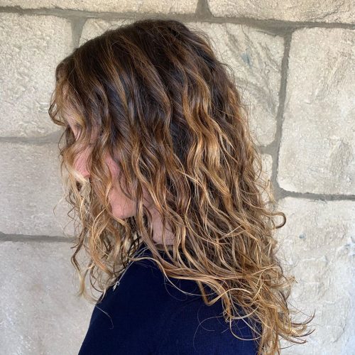 An ombre for curly pilus is a coloring technique for naturally curly pilus that features a d xiv Gorgeous Examples of Ombre for Curly Hair