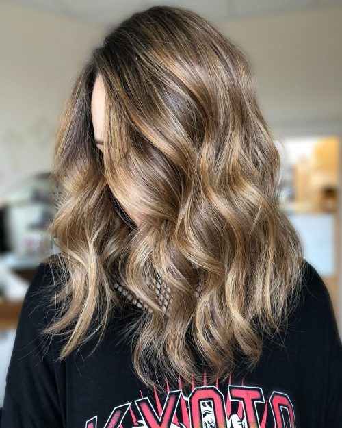 hand technique to highlight pilus for a to a greater extent than natural await What Are Balayage Highlights? Here are xiv Perfect Examples