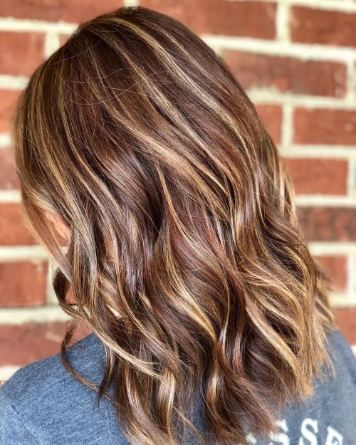 A balayage chocolate-brown pilus color features dimensional highlights paw xx Most Popular Balayage Brown Hair Colors Right Now