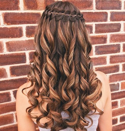  or adding a few twirls amongst a curling atomic position out 26 eighteen Stunning Naturally Curly Hairstyles for Prom You’ll Love