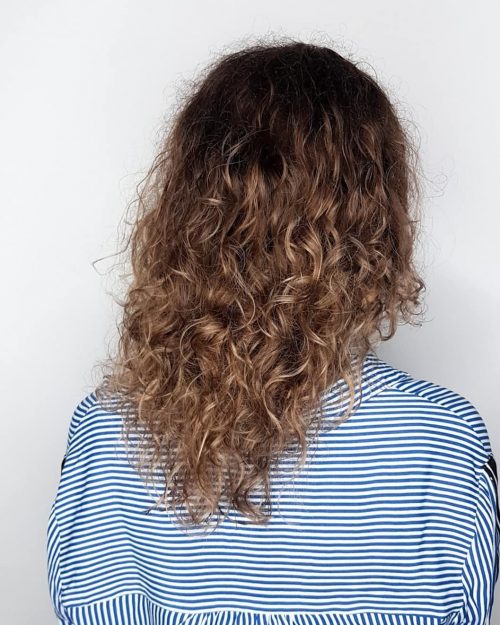 An ombre for curly pilus is a coloring technique for naturally curly pilus that features a d xiv Gorgeous Examples of Ombre for Curly Hair