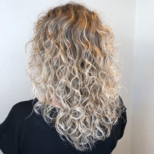 An ombre for curly pilus is a coloring technique for naturally curly pilus that features a d xiv Gorgeous Examples of Ombre for Curly Hair