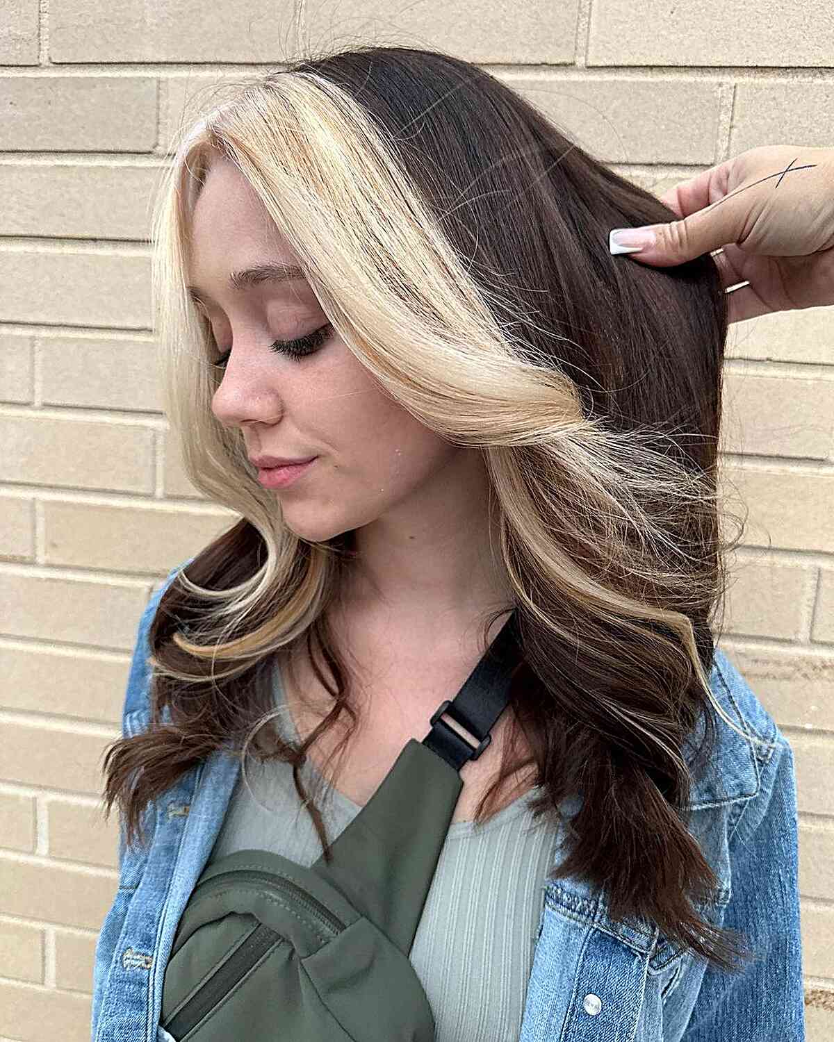 Face-Framing Buttery Blonde Highlights on Medium Brunette Hair