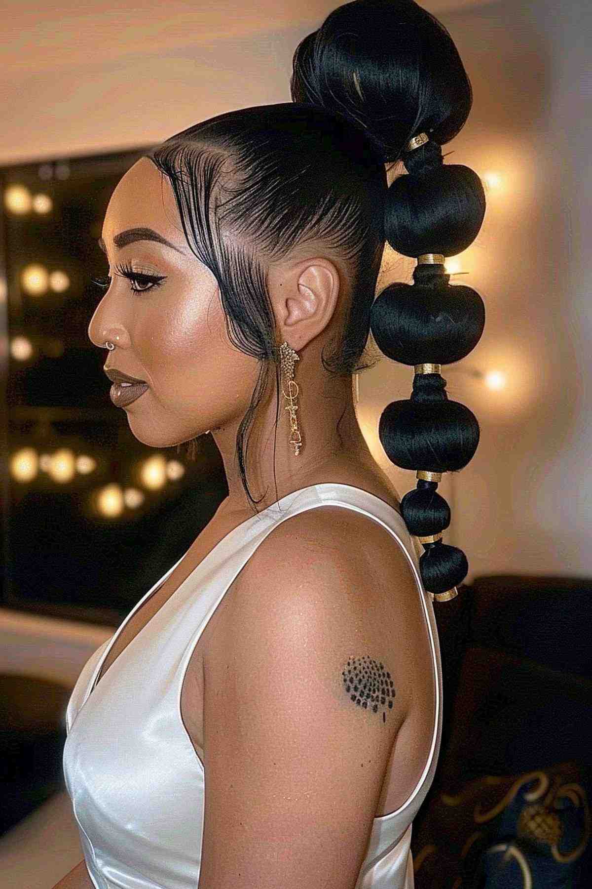 Avant-garde bubble ponytail for a high-impact gala hairstyle.