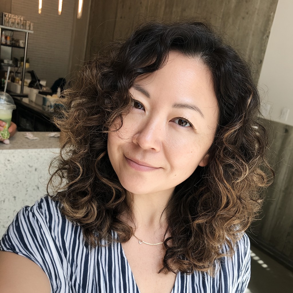 Chic Defined Curls with Subtle Highlights