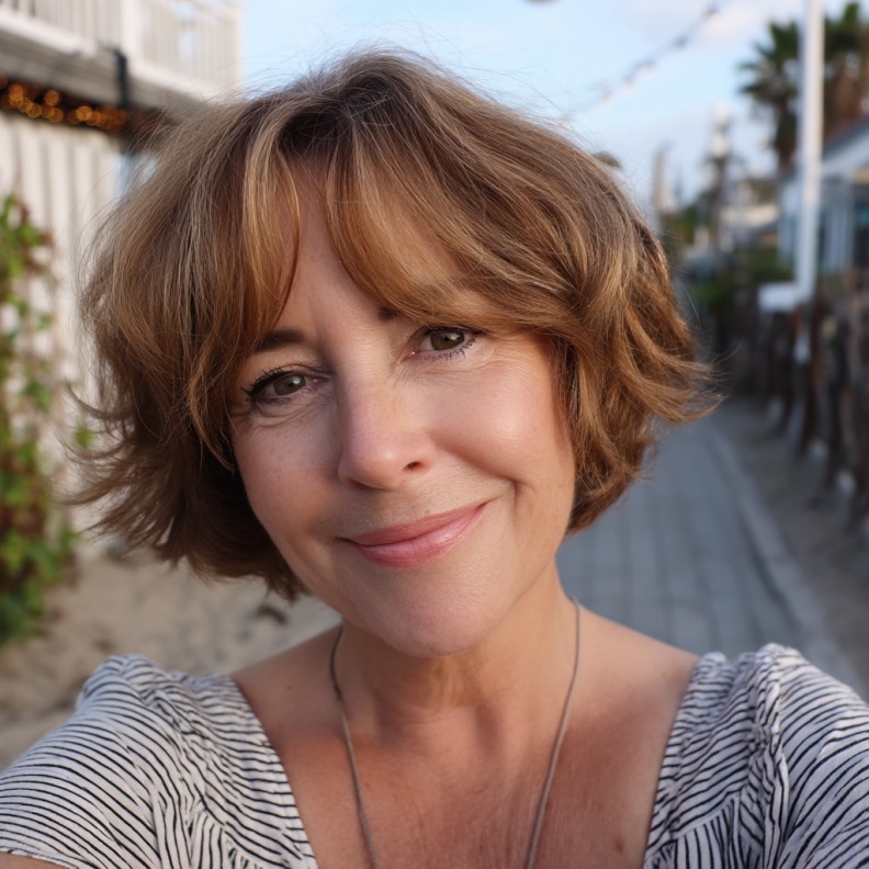 Charming Soft Curly Bob with Gentle Volume