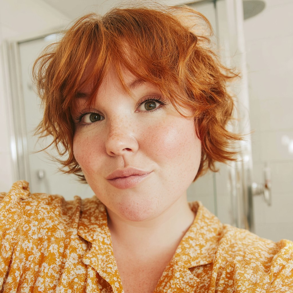 Chic Shaggy Copper Cut with Soft Waves