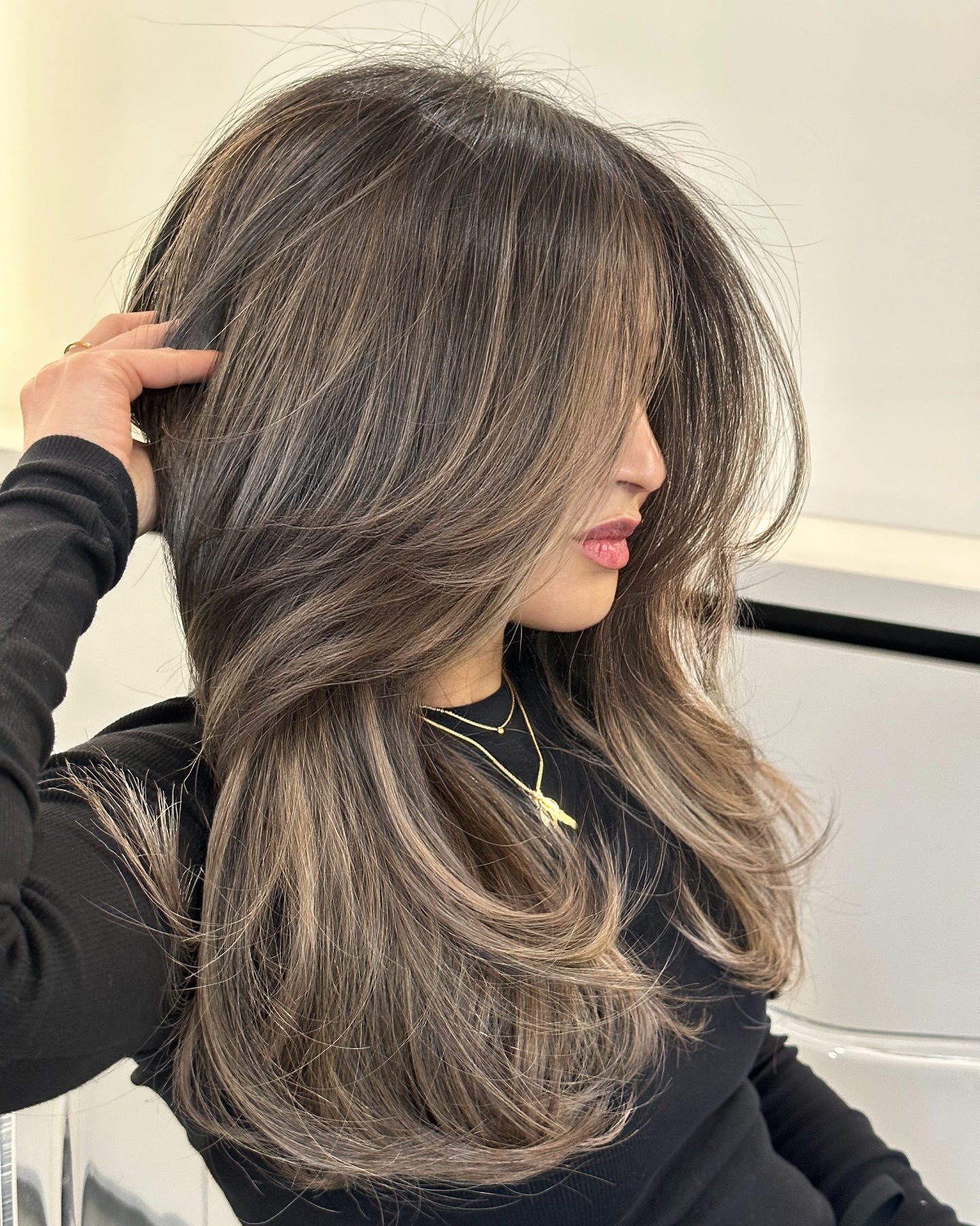 Chic Feathered Layers with Soft Balayage Highlights