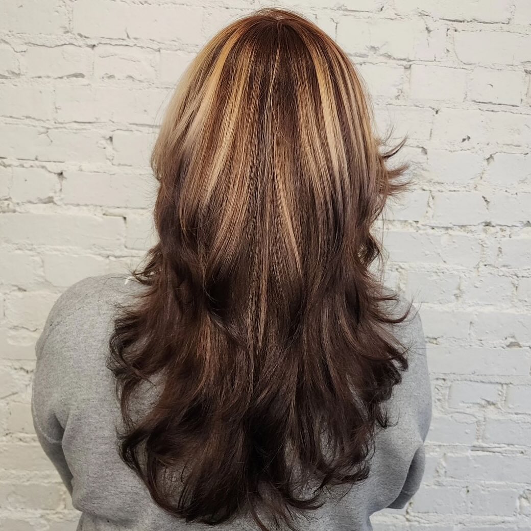 Chic Feathered Layers with Warm Caramel Highlights