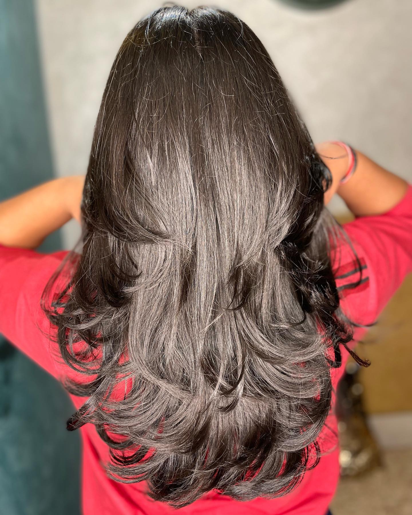 Glossy Feathered Layers with Subtle Movement