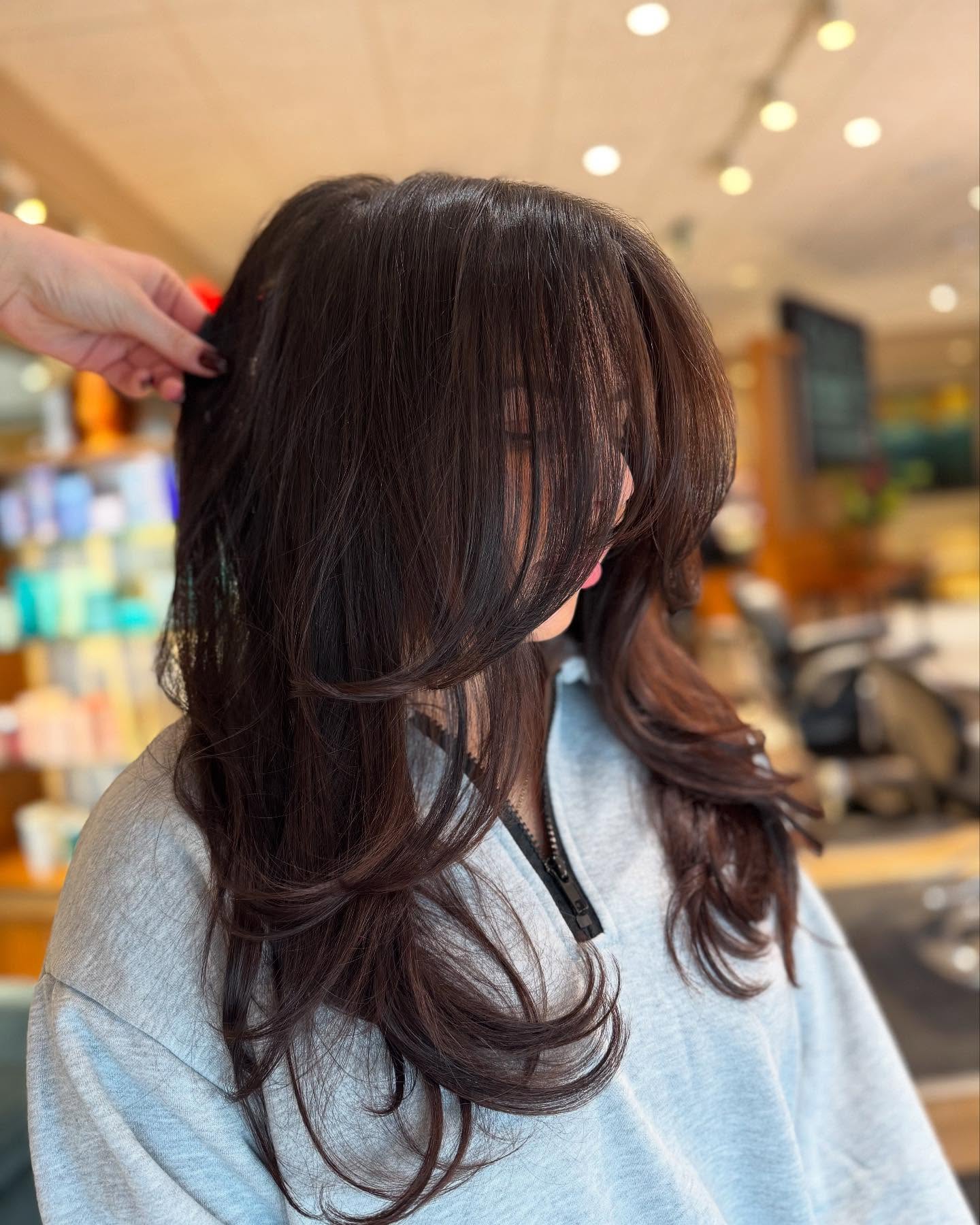 Stylish Feathered Layers with Subtle Volume