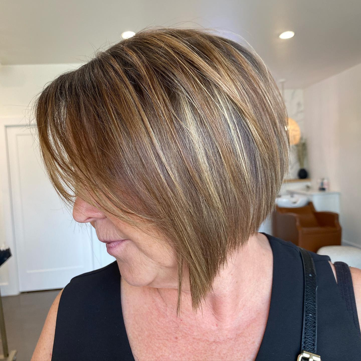 Chic Angled Blonde Bob with Subtle Caramel Highlights