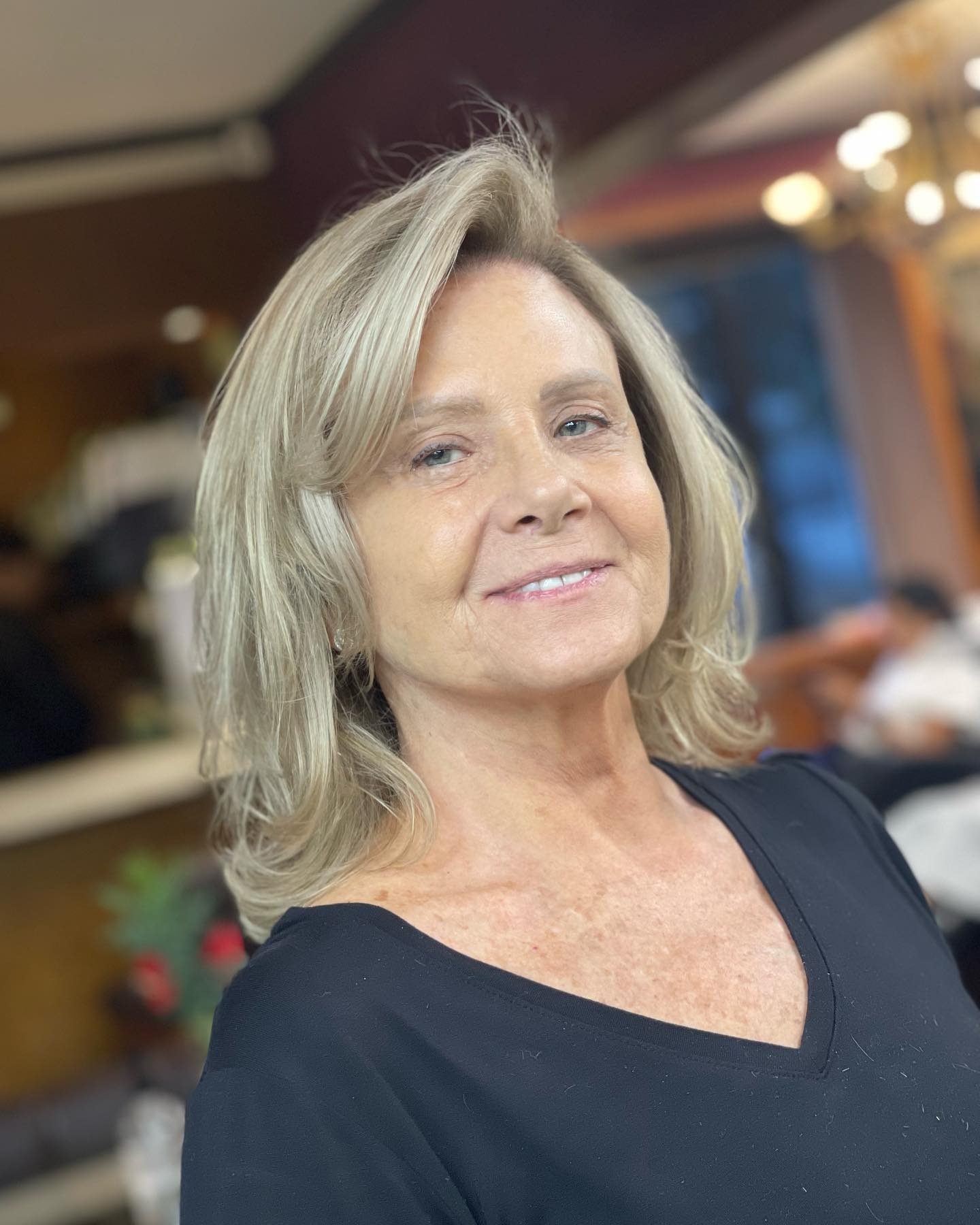 Chic Layered Blonde Shag with Soft Waves