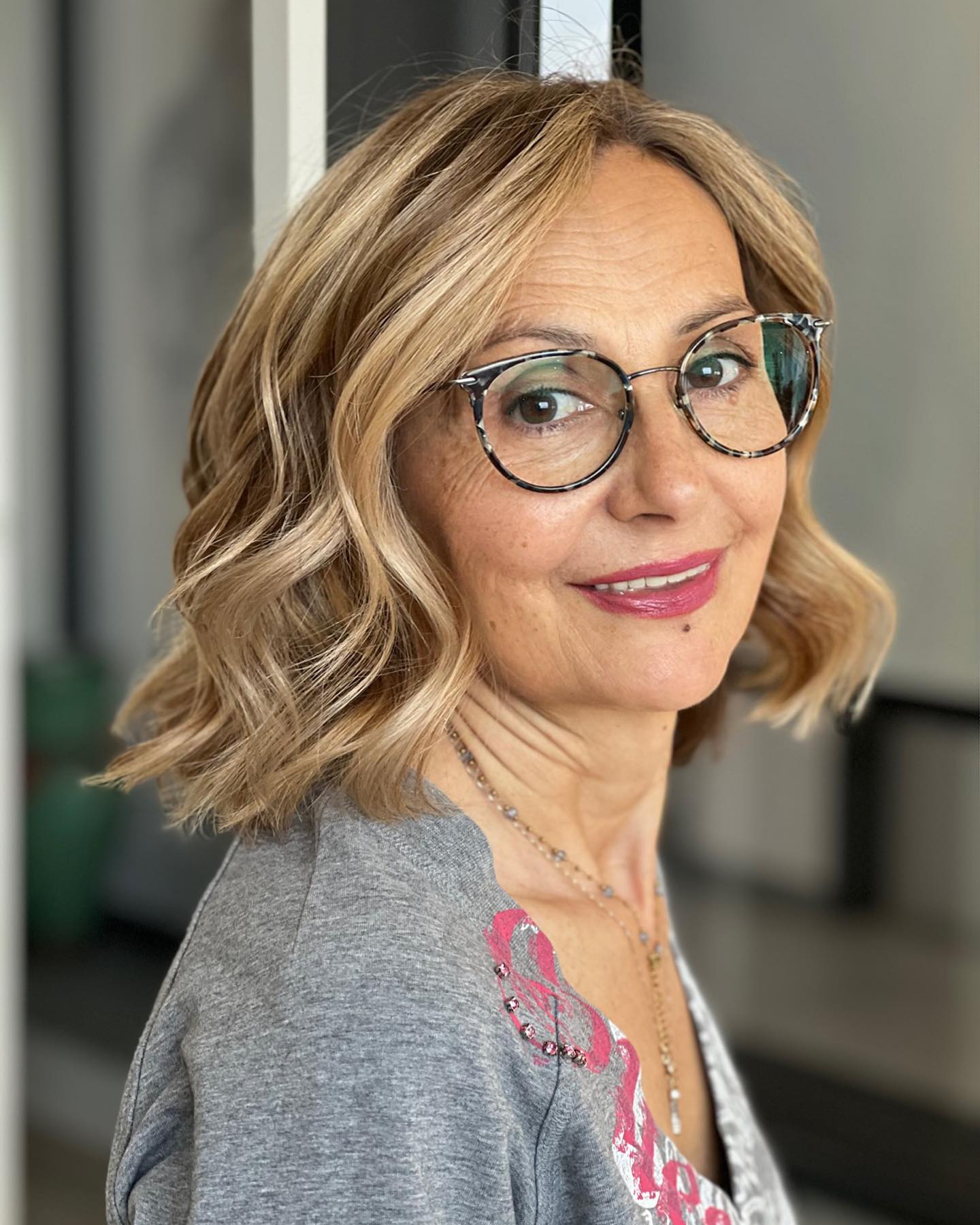 Chic Wavy Blonde Lob with Soft Layers