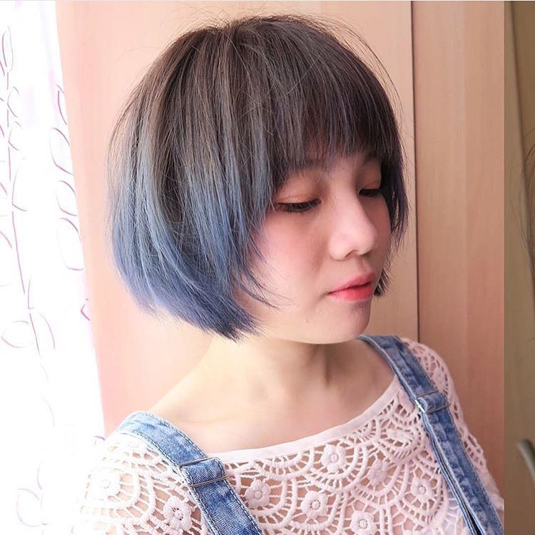 Charming Textured Pageboy Bob with Subtle Blue Highlights