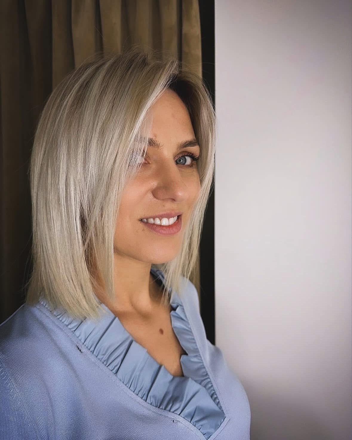 Chic Light Blonde Long Bob with Subtle Layers