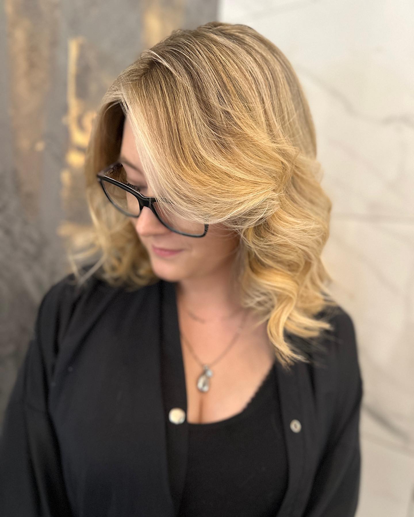 Chic Light Blonde Shoulder-Length Layered Waves