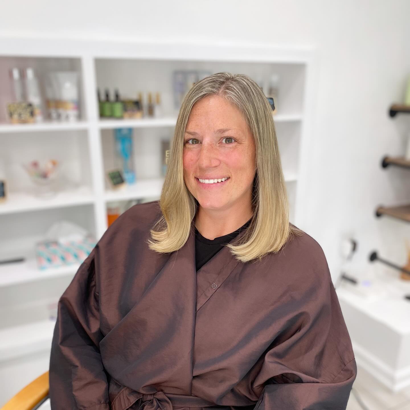 Chic Light Blonde Straight Cut with Subtle Movement