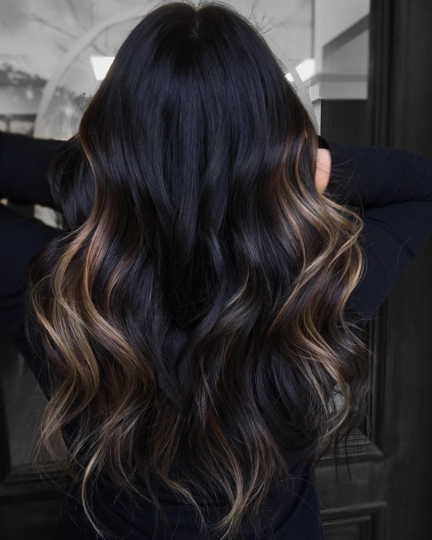 Dynamic Long Waves with Subtle Caramel Balayage
