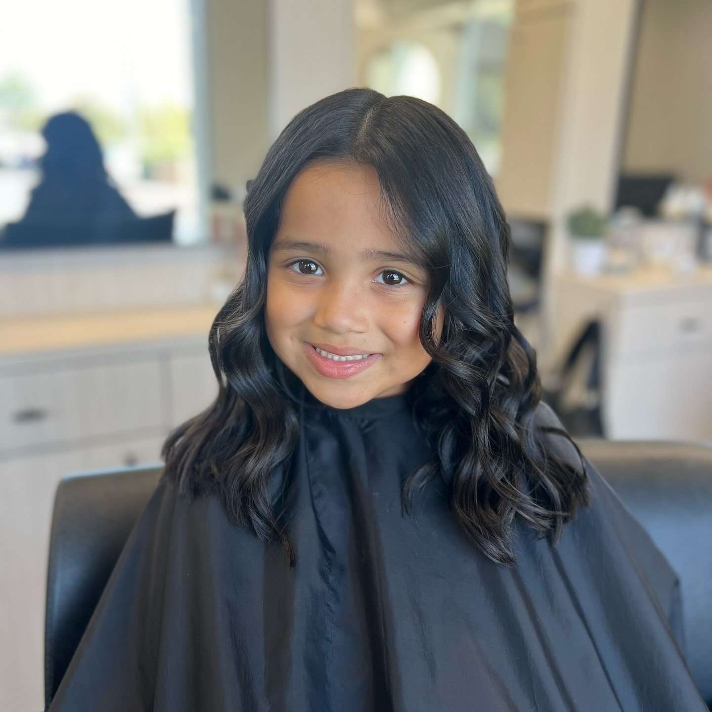 Charming Mid-Length Layered Waves with Natural Shine