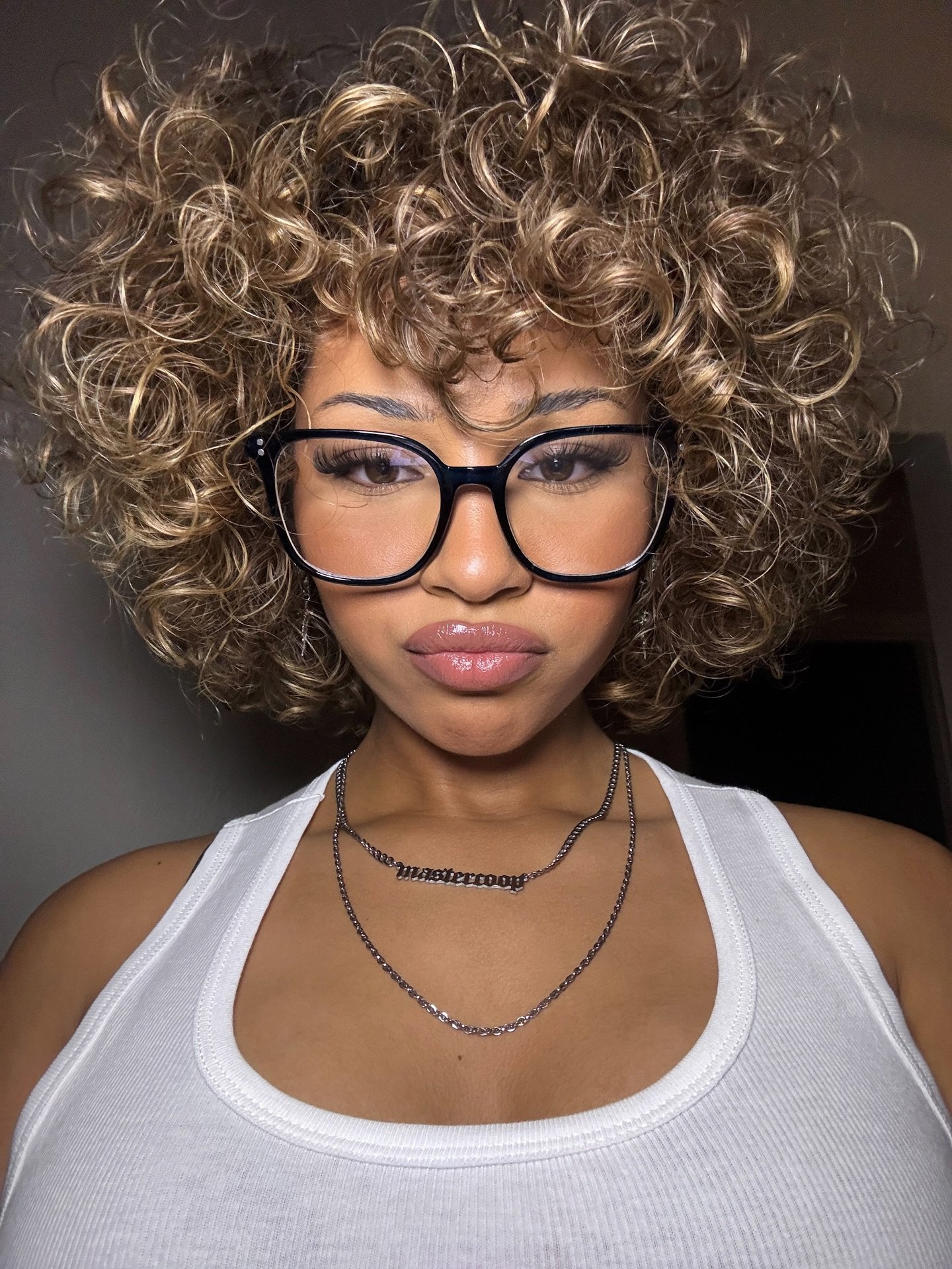 Chic Curly Bob with Light Highlights