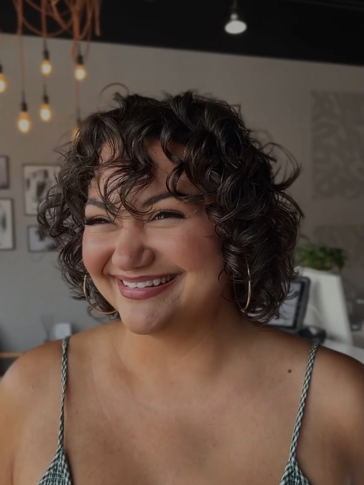 Chic Curly Shoulder-Length Cut with Defined Curls