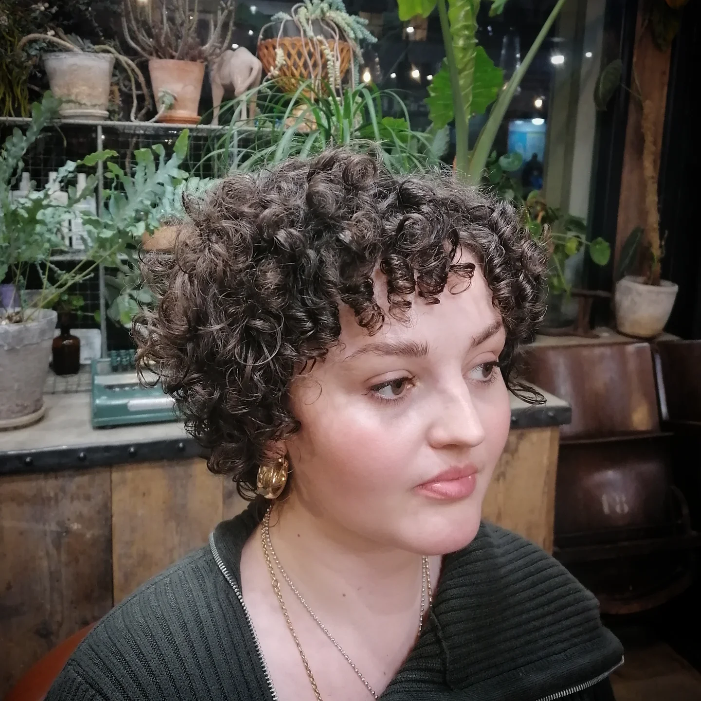 Chic Curly Textured Crop with Defined Curls