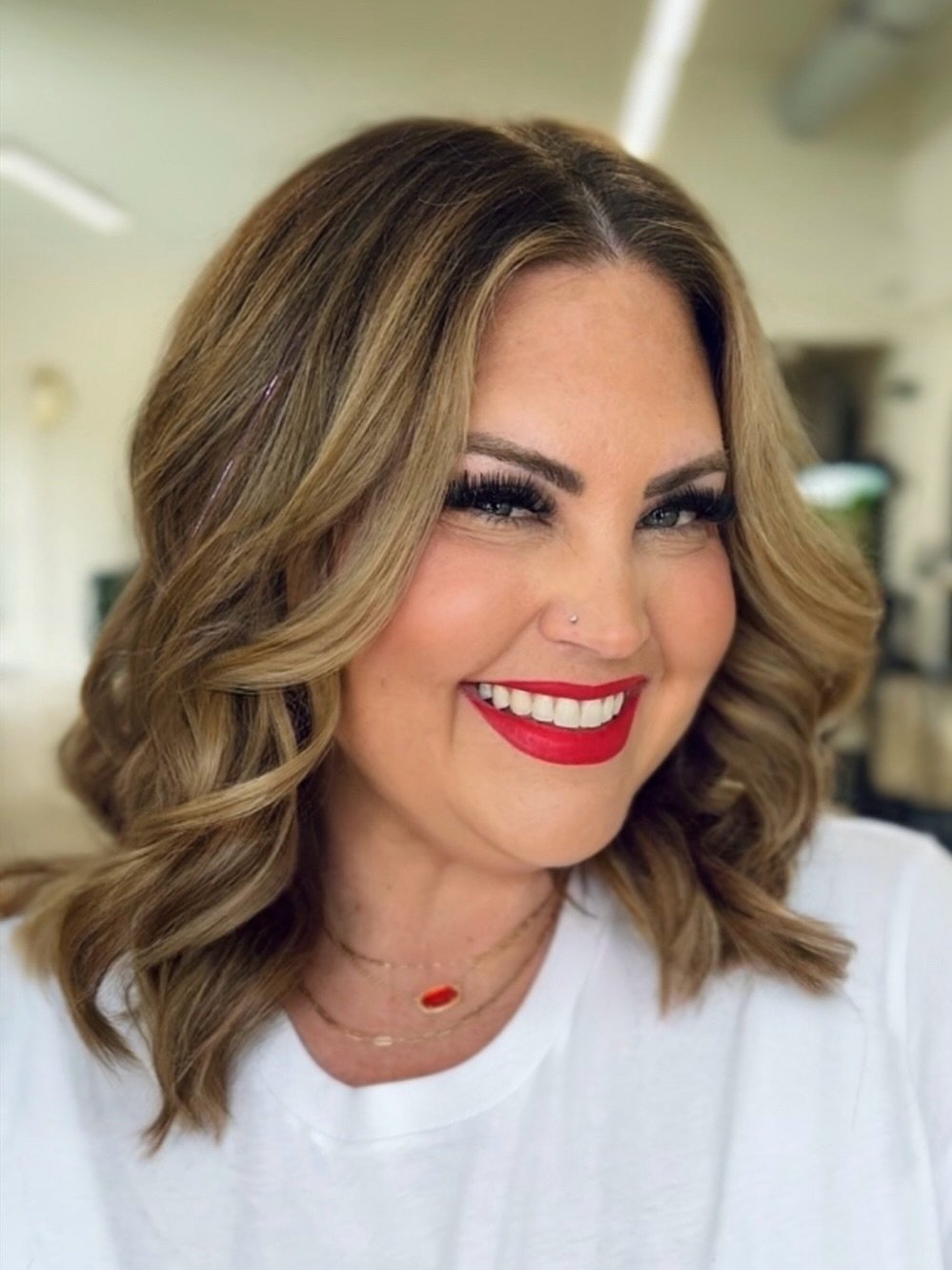 Chic Medium-Length Waves with Soft Highlights