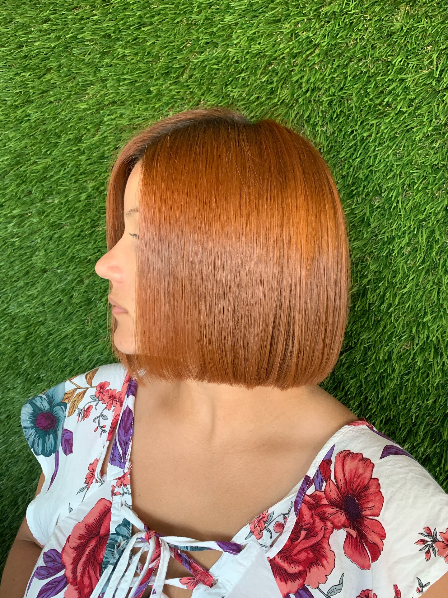 Glossy Straight Bob with Subtle Caramel Highlights