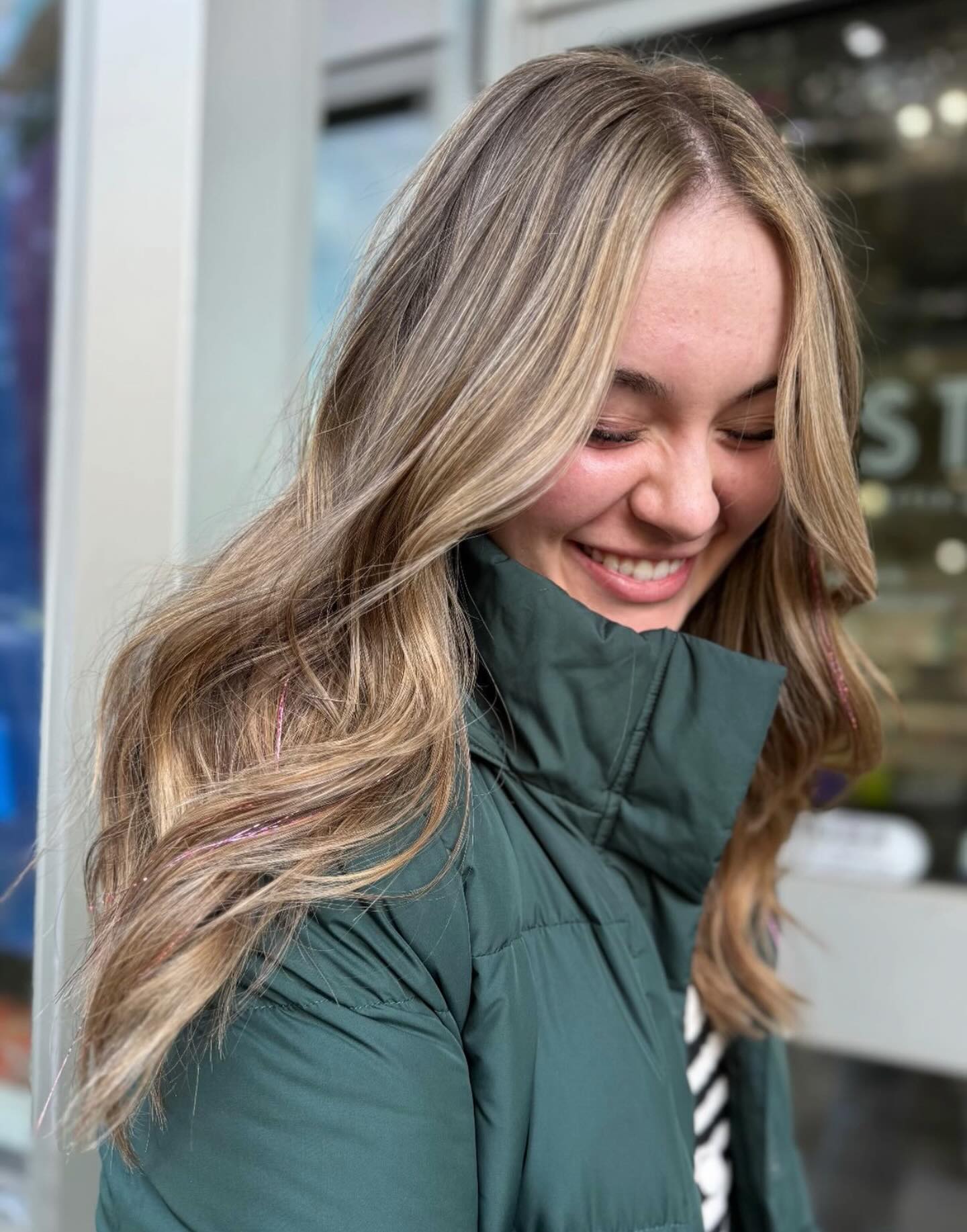 Effortless Vanilla Blonde Waves with Subtle Pink Accents
