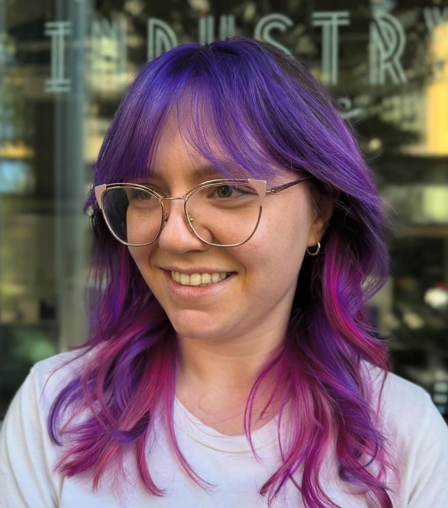 Vibrant Ultraviolet-to-Magenta Ombre Waves