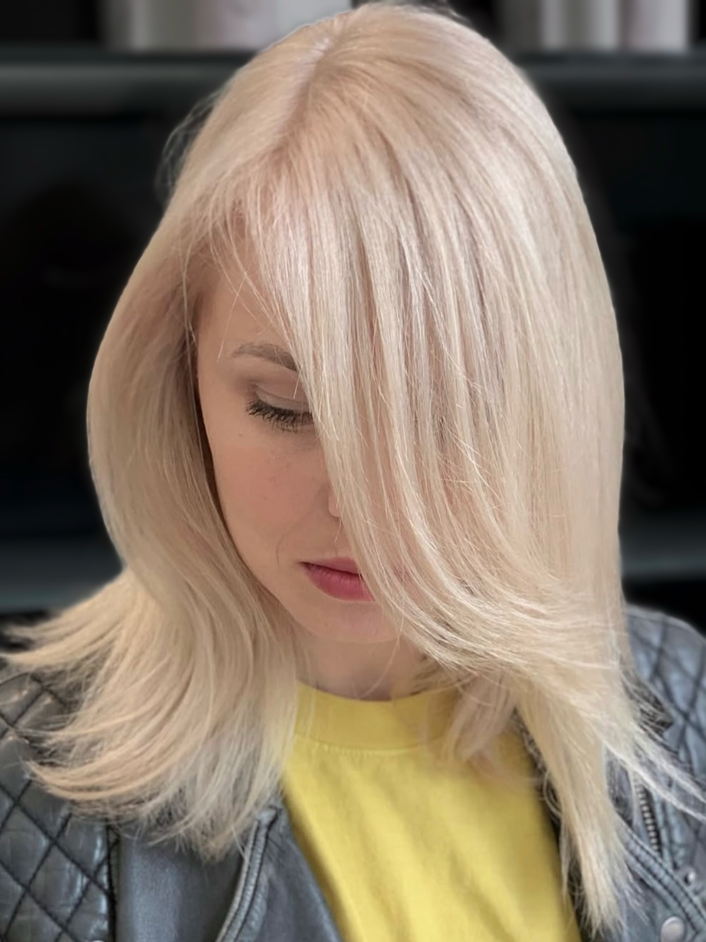 Elegant Pale Blonde Layered Bob with Textured Ends