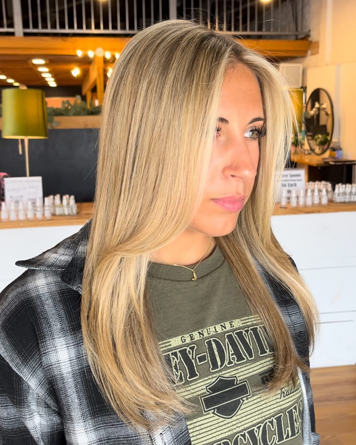 Sleek Honey-Blonde Graduated Layers