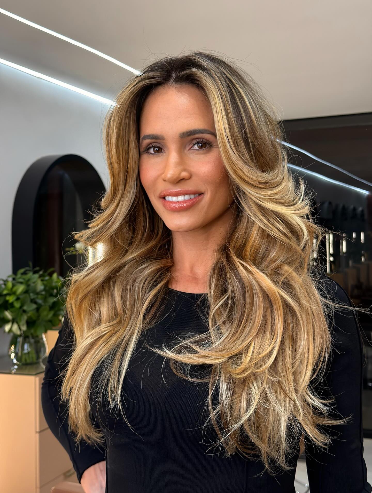 Dynamic Caramel Swirls with Soft Voluminous Layers