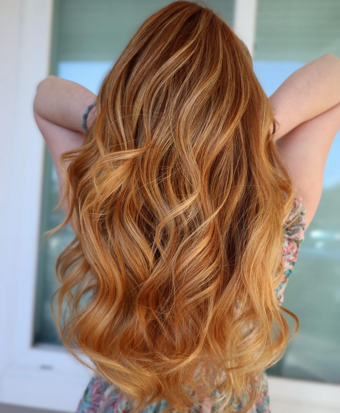 Lustrous Golden Waves with Subtle Red Undertones