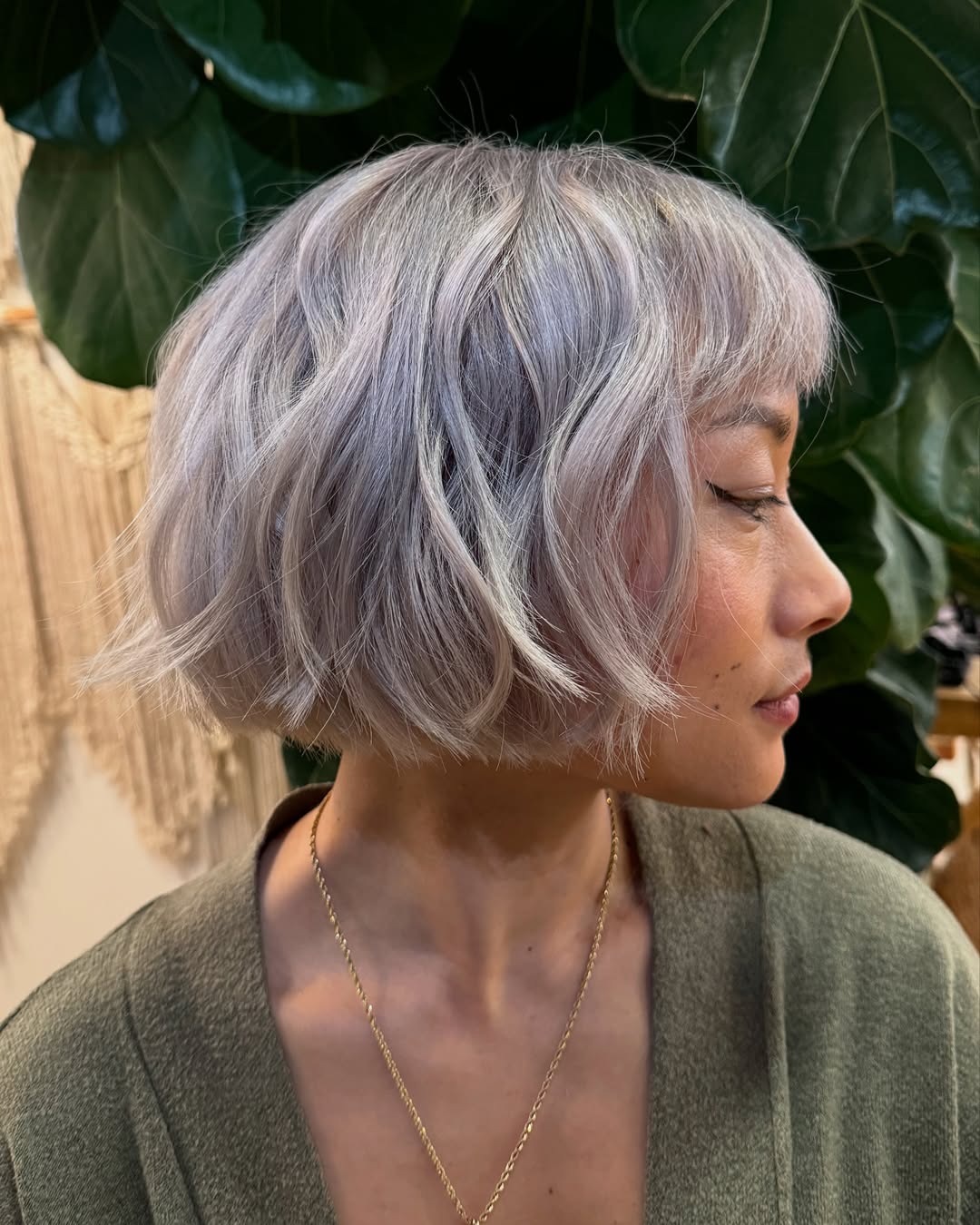 Chic Iridescent Bob with Soft Waves