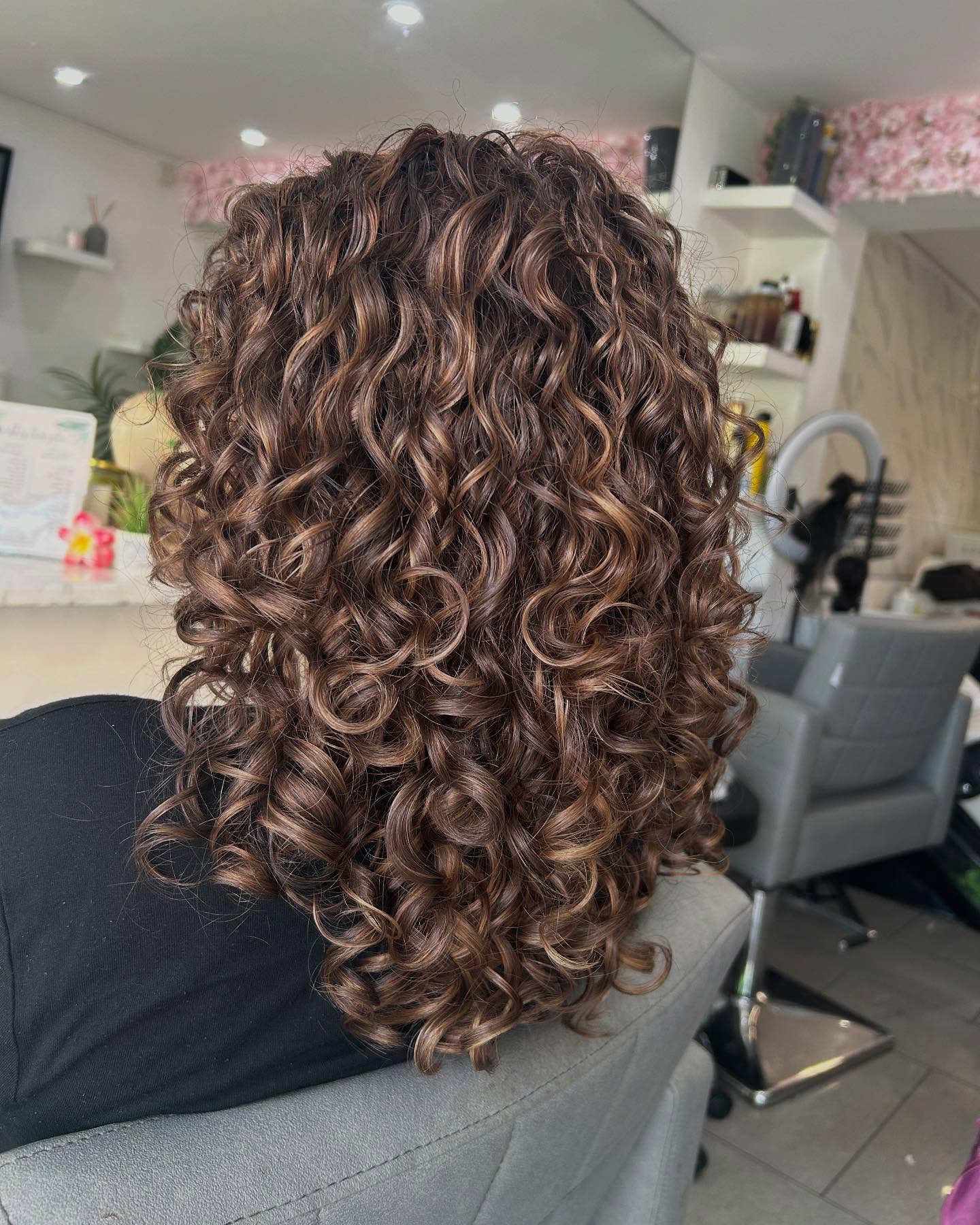 Dynamic Curly Layers with Warm Brown Highlights