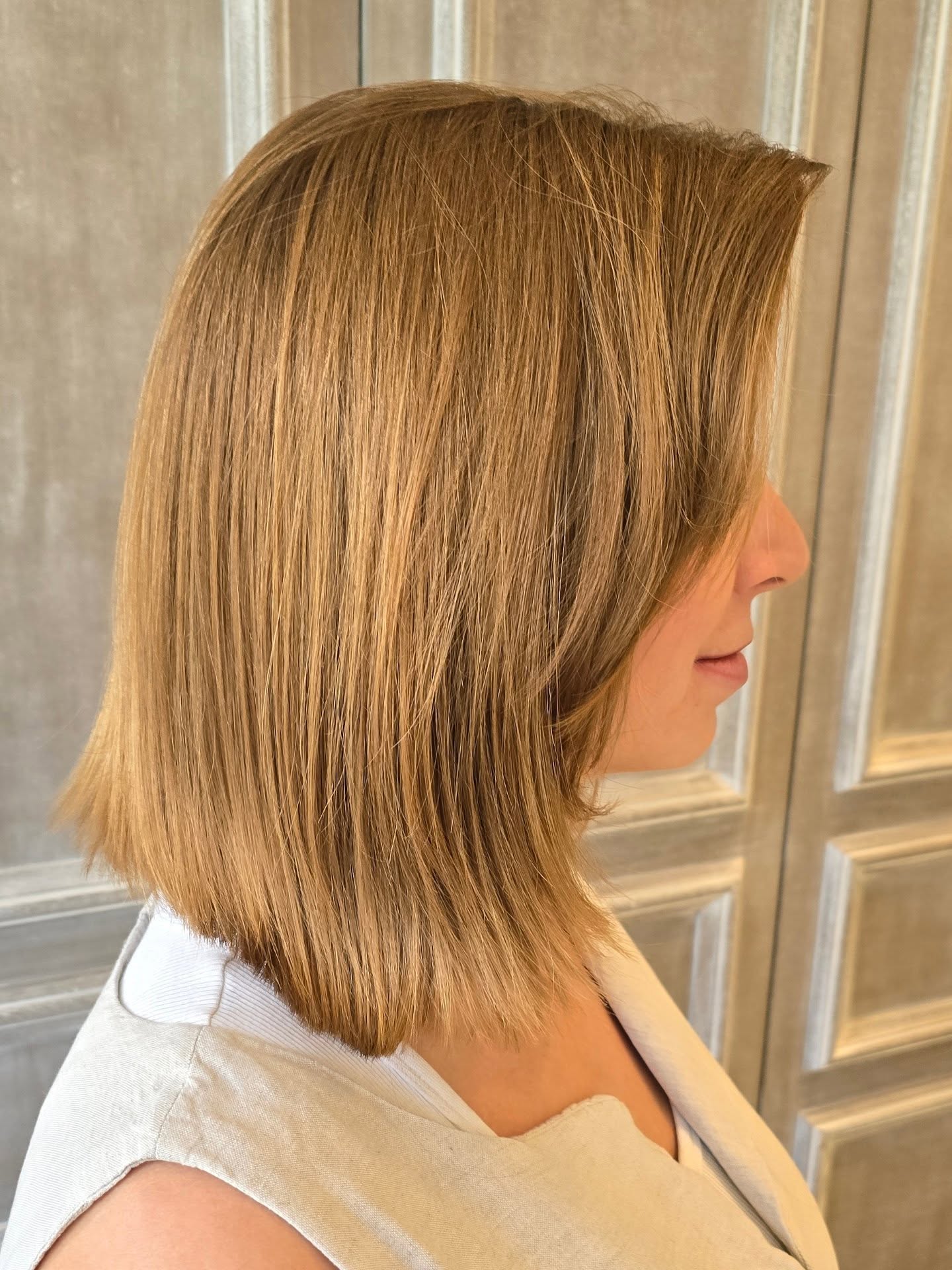 Chic Textured Shoulder-Length Bob with Subtle Layers