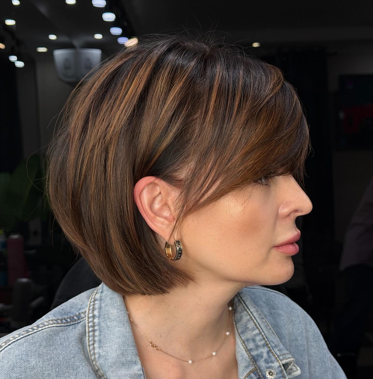 Chic Textured Bob with Subtle Caramel Highlights